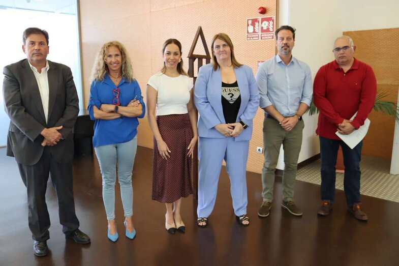 La consejera de Cultura, Guacimara Medina, y el presidente de la Autoridad Portuaria de Las Palmas, Luis Ibarra, firman un documento de colaboración / TA